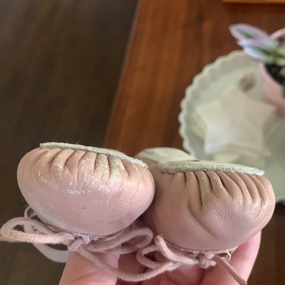 VINTAGE pink Capezio 200T 8 1/2C Teknik Leather Ballet Shoes. 🩰✨